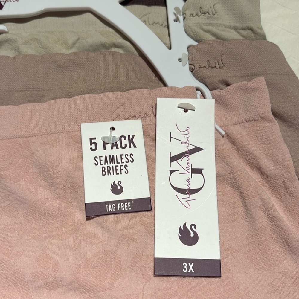 NWT Gloria Vanderbilt Seamless briefs. - Picture 2 of 3